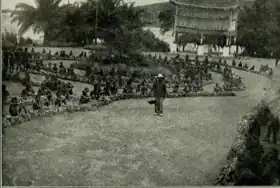 Children carrying bananas (1906)